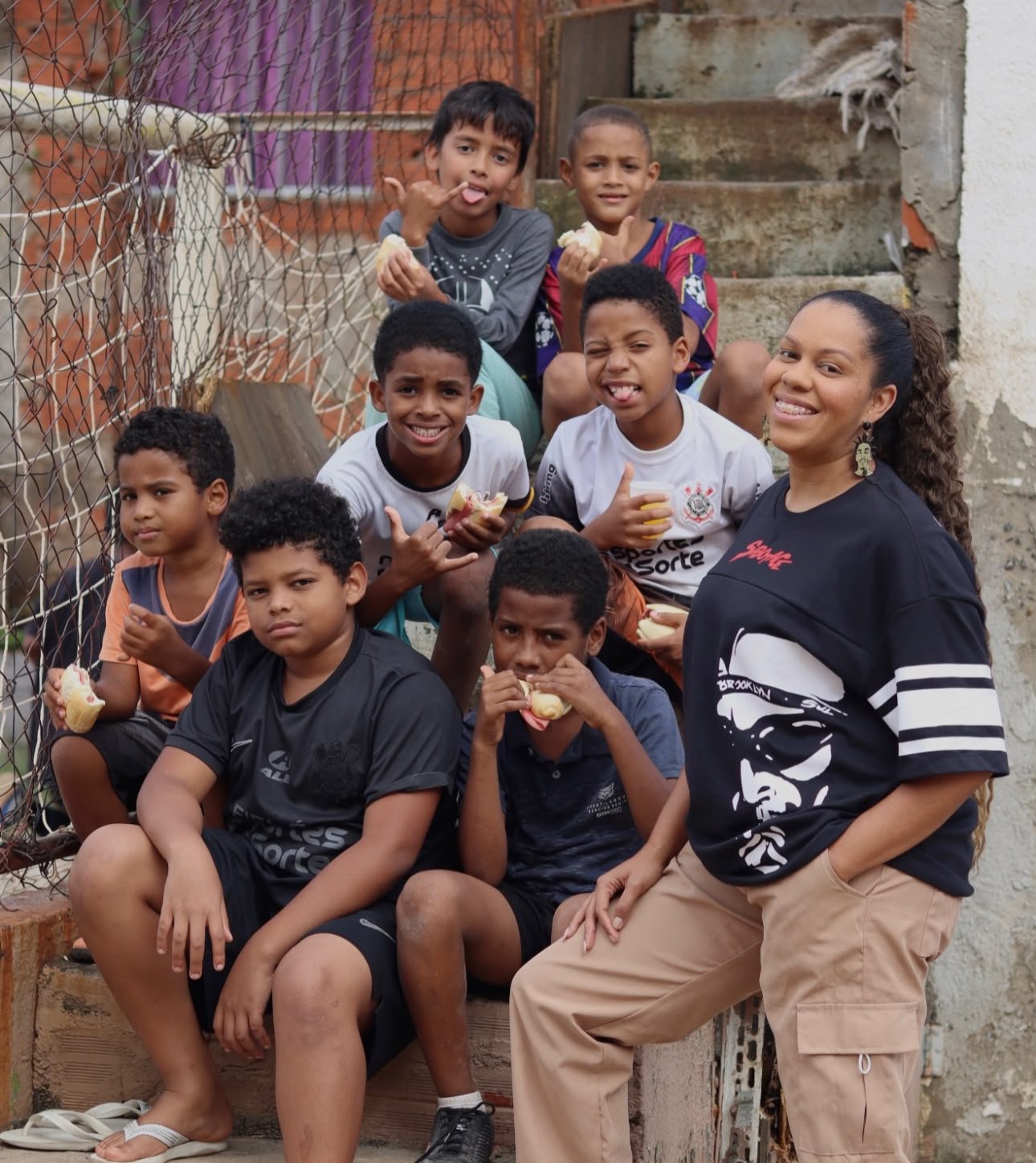 Crianças e educadora do instituto